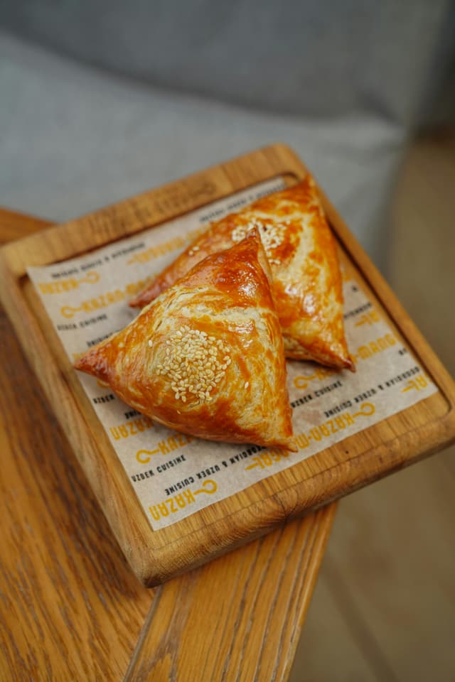 Uzbek samsas on a wooden coaster